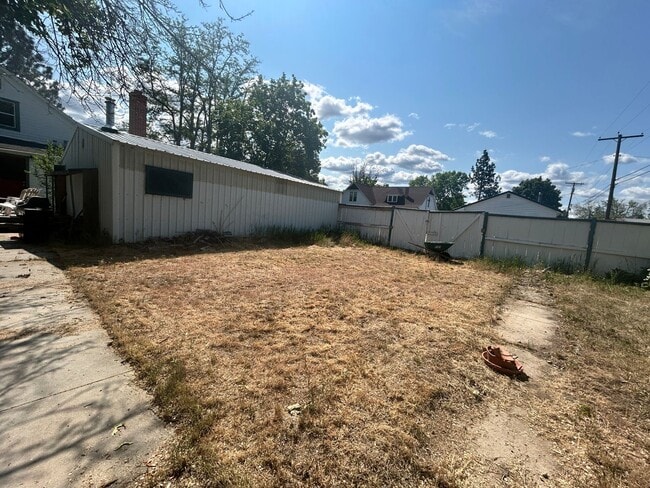 Building Photo - 2 bed 1.5 bath Hamilton home