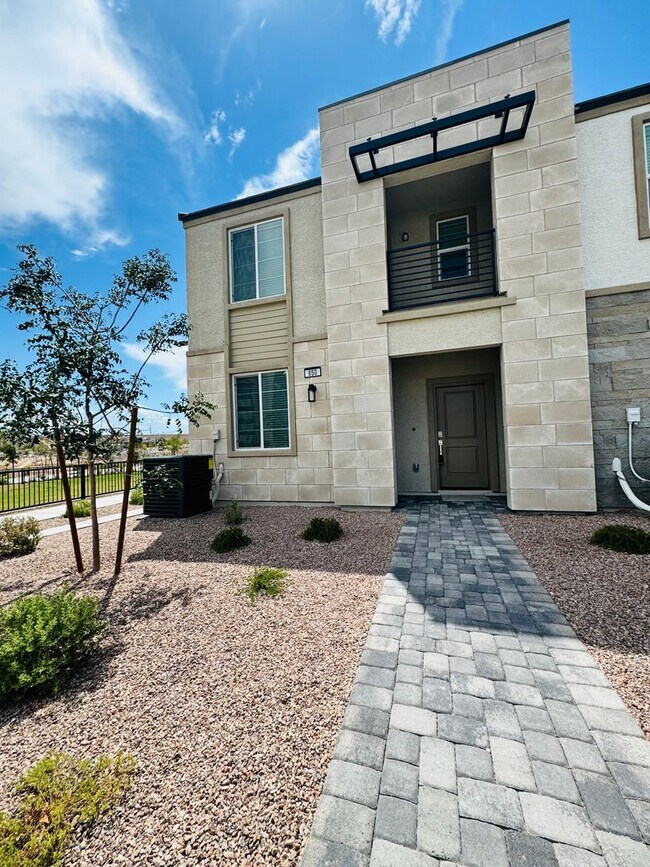 Building Photo - AMAZING, CORNER LOT, UPGRADED TOWNHOME IN "HENDERSON!!"  NEXT DOOR TO COMMUNITY DOG PARK!!