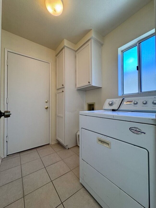 Building Photo - Spacious 3 Bedroom Home with High Ceilings...
