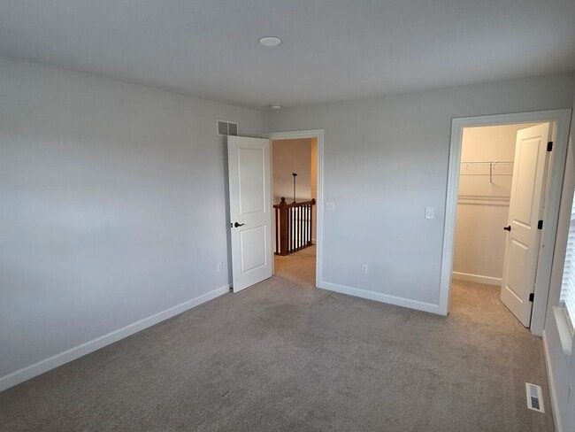 Building Photo - Like New 5 bedroom Pewaukee home in Broken...