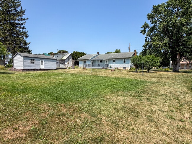 Building Photo - 213 Hahnstown Rd