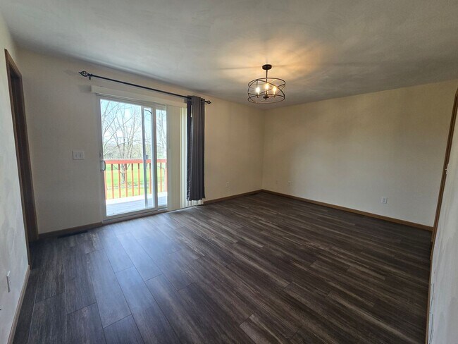 Building Photo - Beautifully Updated 3 Bedroom 2.5 Bathroom Townhouse - Golf Course View!