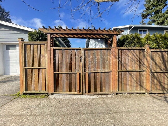 Building Photo - 4834 SE Kelly St