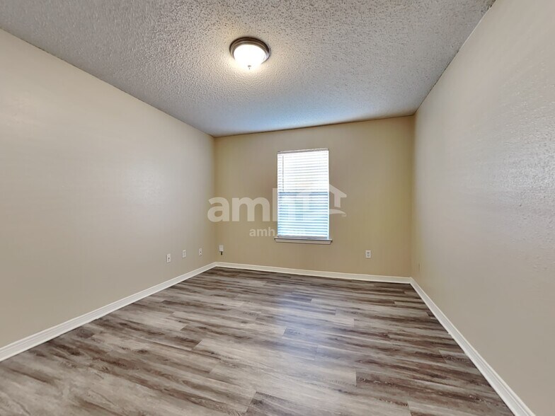 Building Photo - 9215 Hawkeye Dr