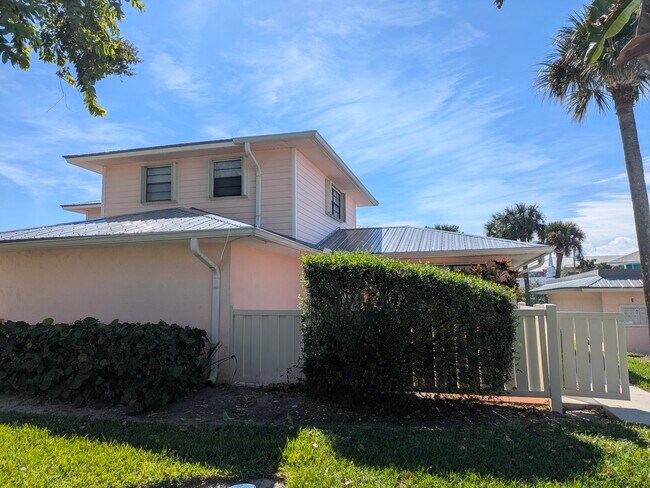 Building Photo - 1772 Gulfstream Ave