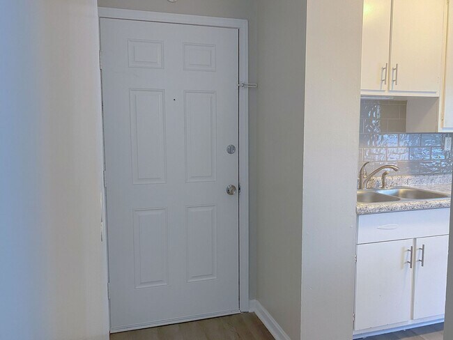 Building Photo - 2 bedroom 1 bath apartment