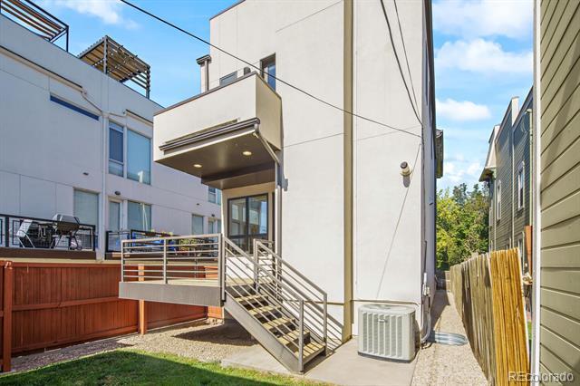 Building Photo - 2414 Glenarm Pl