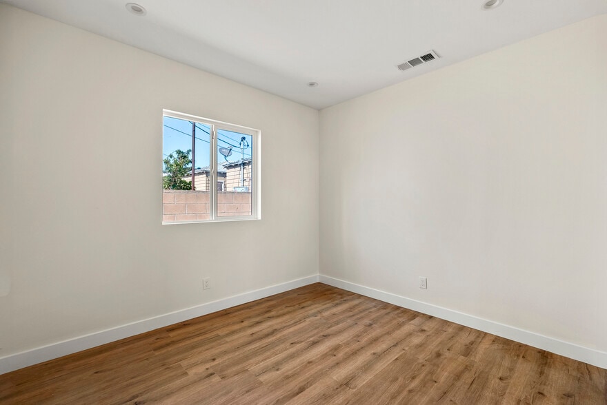 Building Photo - 3043 S Bronson Ave