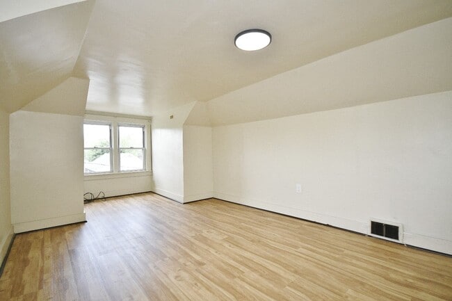 Building Photo - Charming 3-bedroom, 1-bathroom house locat...