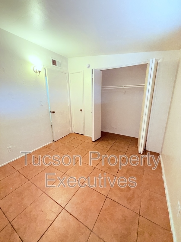 Building Photo - 1644 N Beverly Ave