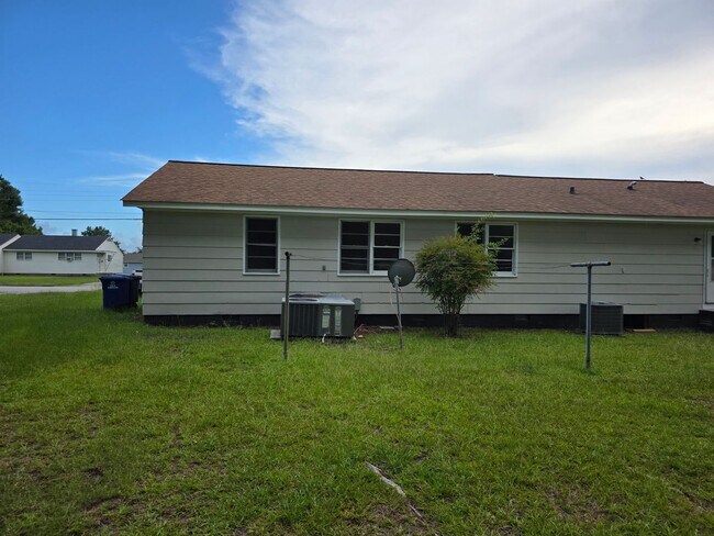 Building Photo - 2266 Onslow Dr