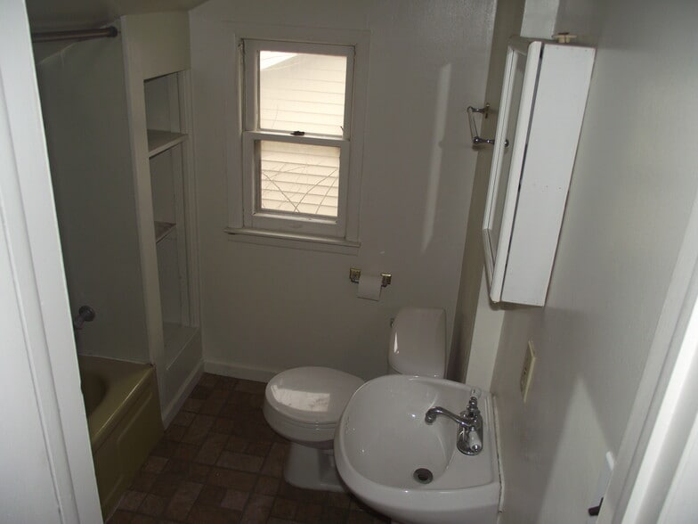 Building Photo - 403 E Saratoga St