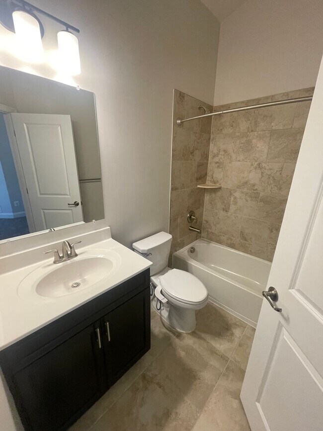 Building Photo - End of unit townhome in Trails at Beech Cr...