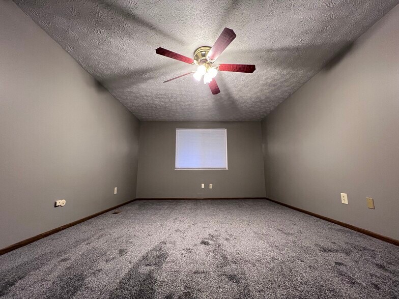 Building Photo - 1219 Hilltop Dr