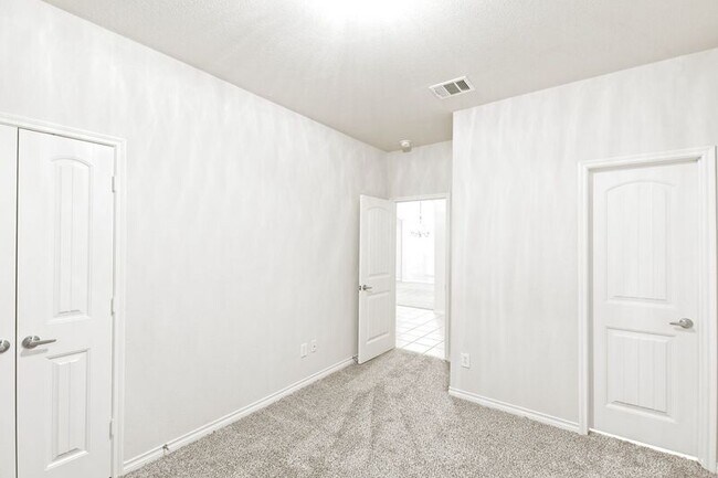 Building Photo - 5925 Silver Buckle Dr