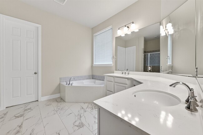 Building Photo - 4018 Martin Ridge Dr