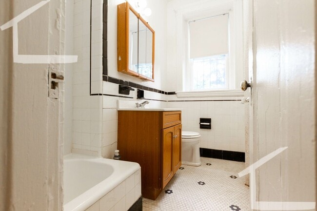 Building Photo - Avl NOW - No Fee! Split-style 3BR near Cleveland Circle!