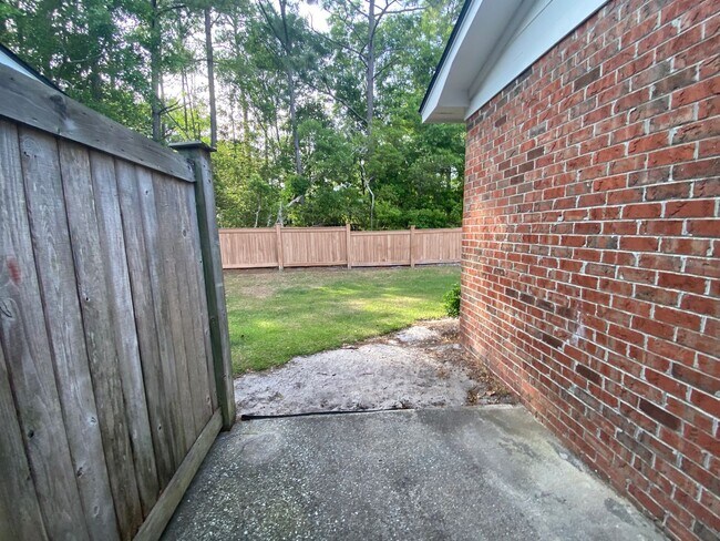 Building Photo - 3 miles to Wrightsville Beach! 1 Block fro...