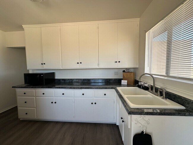 Building Photo - Newly Remodeled 2 bed 1 bath home!