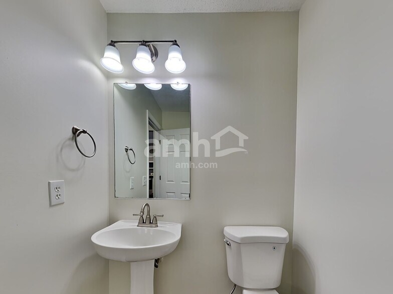 Building Photo - 125 Ducane St