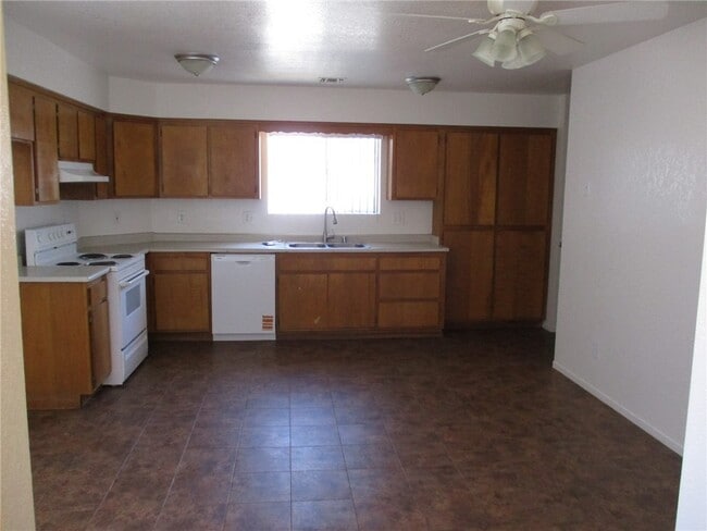 Building Photo - 1489 Bluffs Cir