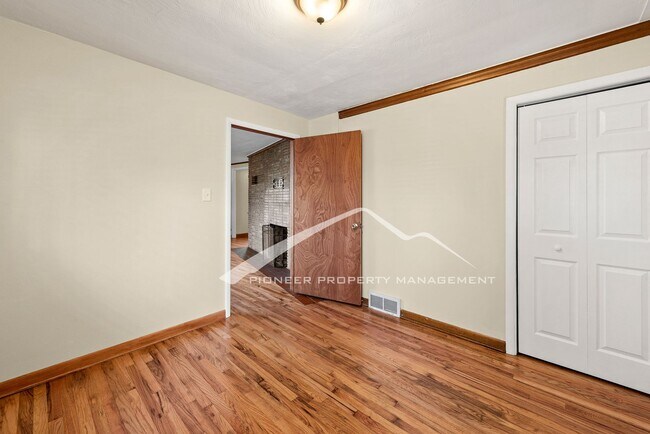 Building Photo - Beautiful Home with Washer/Dryer and Fenced Yard