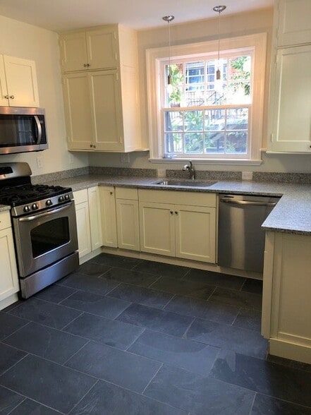 Building Photo - 208 Watts St