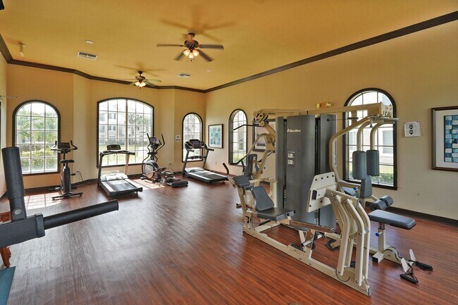 Building Photo - Fully Furnished & Move In Ready!