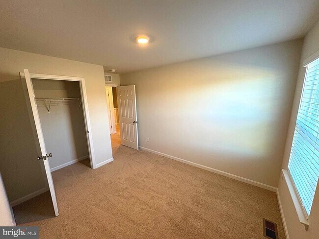 Building Photo - 155 Rae Ct