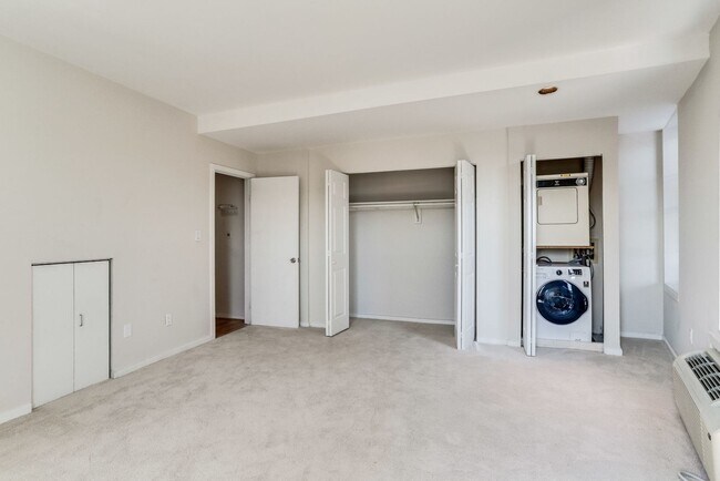 Building Photo - Top Tier Two-Level Abode-- Storage and Parking Included!