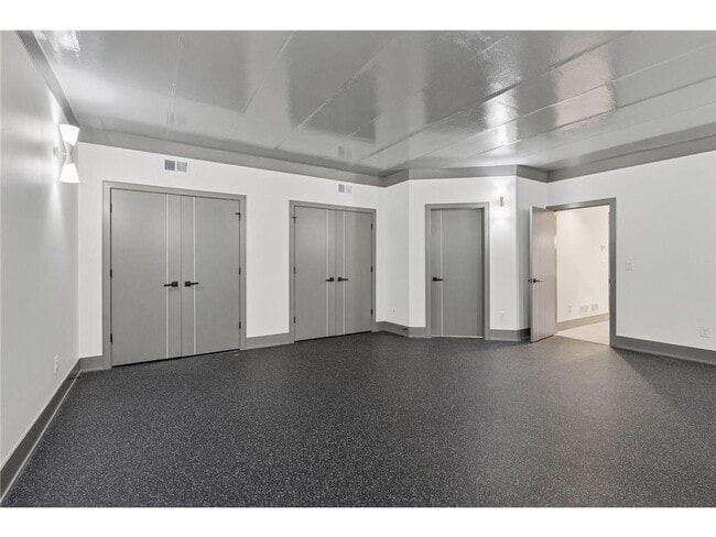 Building Photo - 1726 Kenwood Pkwy