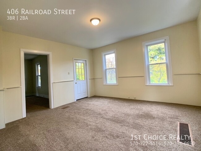 Building Photo - 406 Railroad St