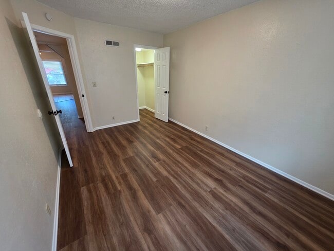 Building Photo - 3326