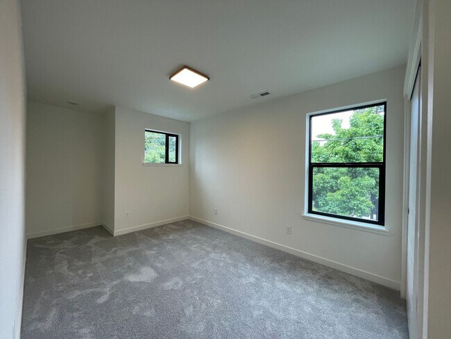 Building Photo - 4Bd/2.5Ba Corner Home in Desireable Portsmouth Neighborhood ~ Newly Built, Quartz Countertops, Si...