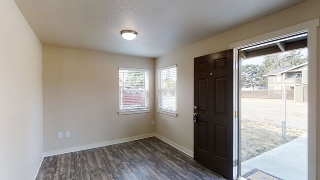 Building Photo - Updated One Bedroom Home For Rent- Fenced ...