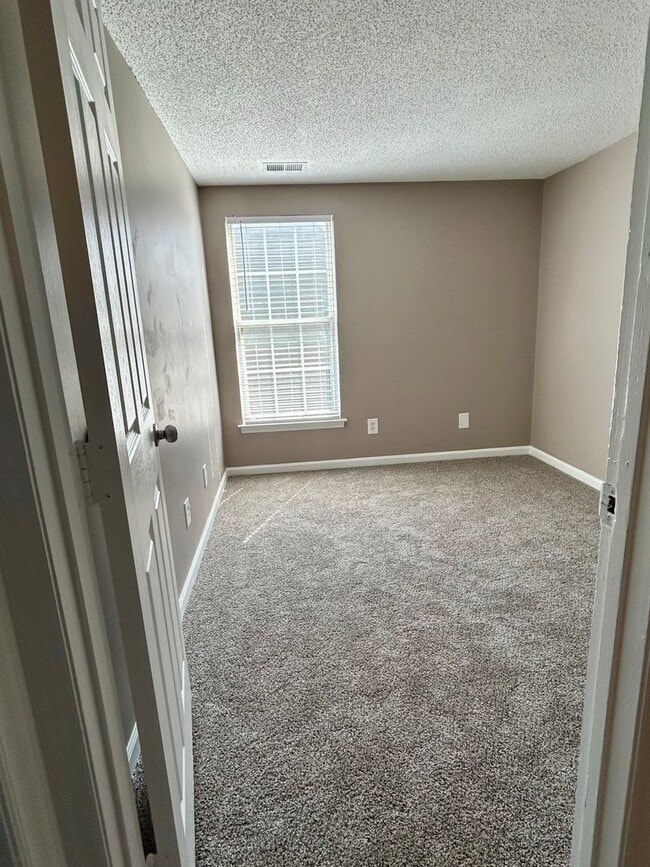 Building Photo - University Spacious 3rd floor Condo