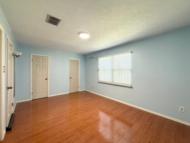 Building Photo - 8438 Leawood Blvd