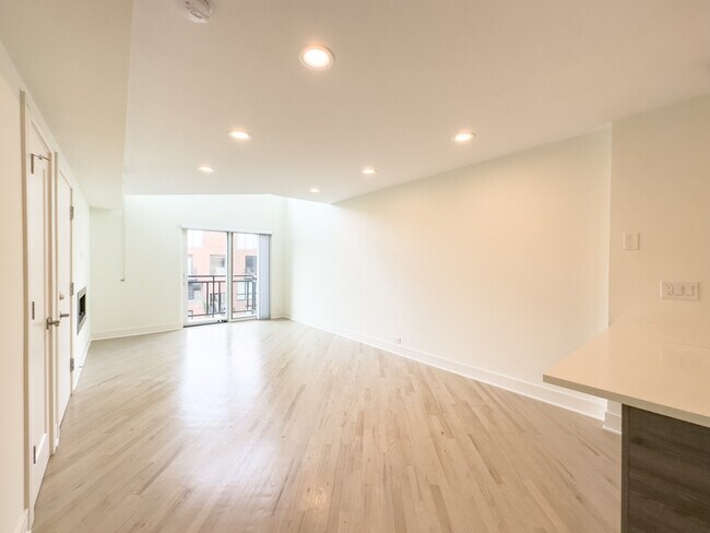 Building Photo - 949 W Grace St