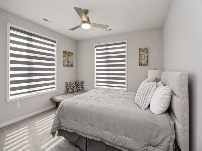 Building Photo - Luxurious 3-Bedroom, 2-Bathroom Townhouse – Des Moines