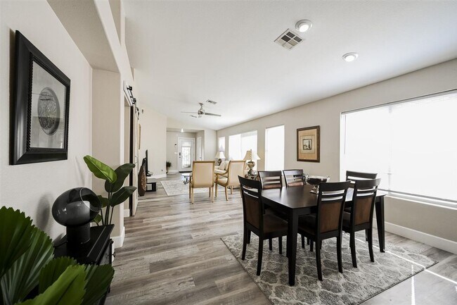 Building Photo - Fully Furnished - Turn Key - Short Term 31days+ - Sleeps up to 7