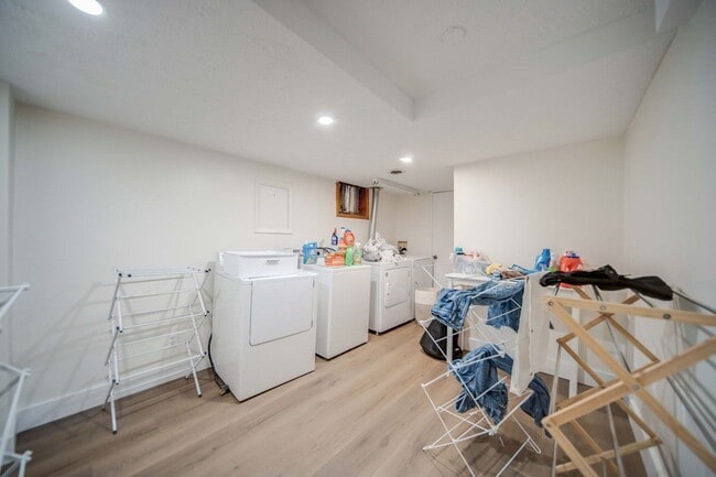 Building Photo - Massive 10 Bedroom Newly Renovated House P...