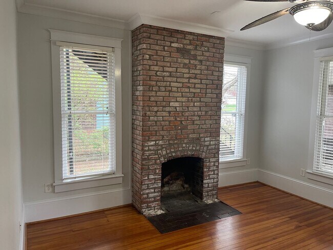 Building Photo - Sylvan Park bungalow, 4508 Park Ave.  2br,...