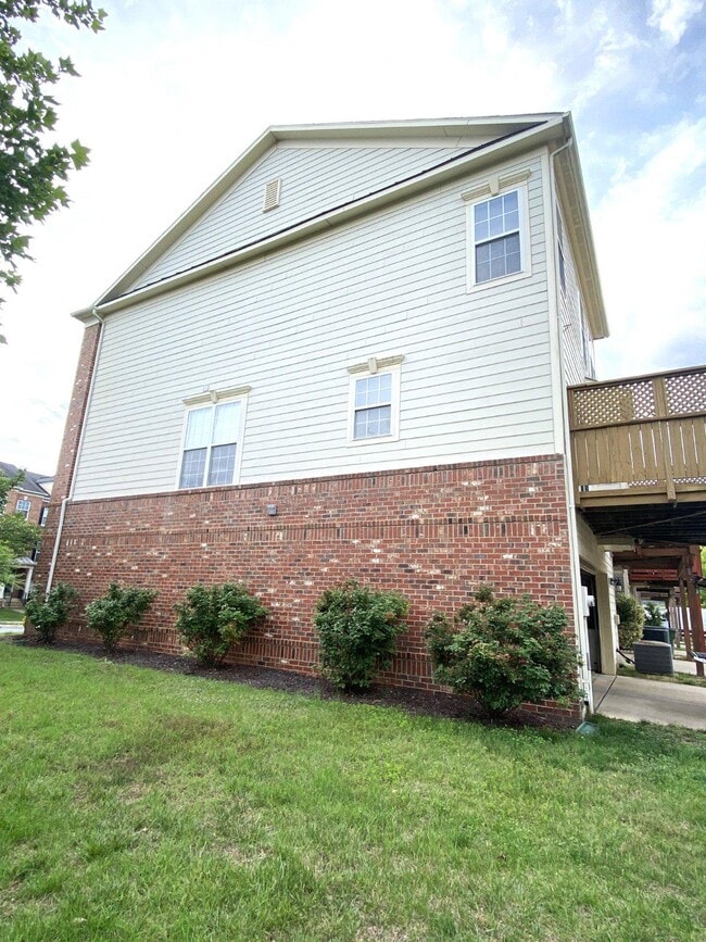 Building Photo - 1601 Wilcox Ave