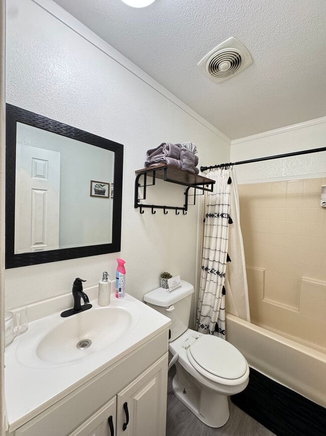 Building Photo - Home close to Casinos and River