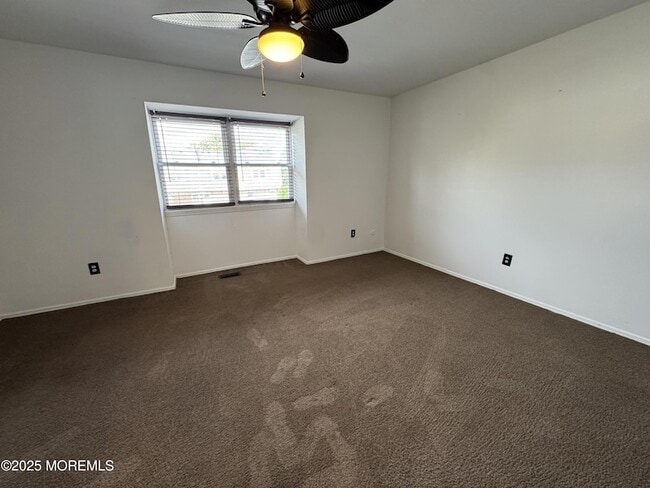 Building Photo - 156 Primrose Ln