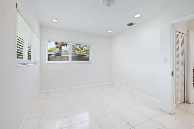 Building Photo - 2440 SW 16th St