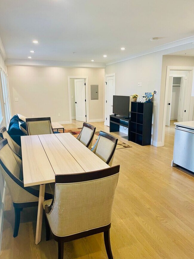 Building Photo - 4 Bedroom