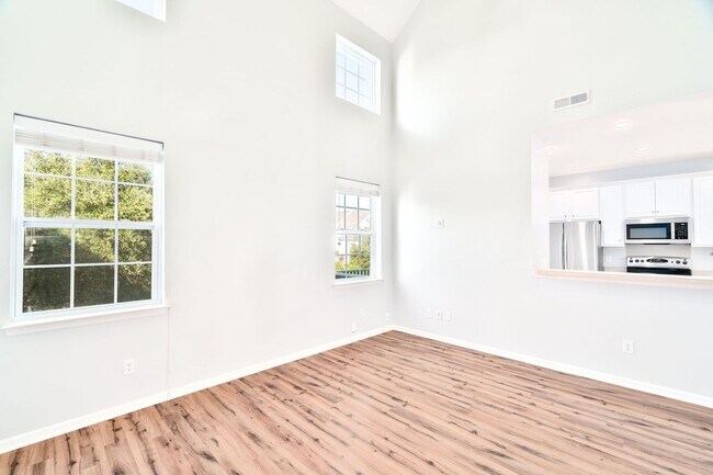 Building Photo - Modern Comfort Meets Nature!