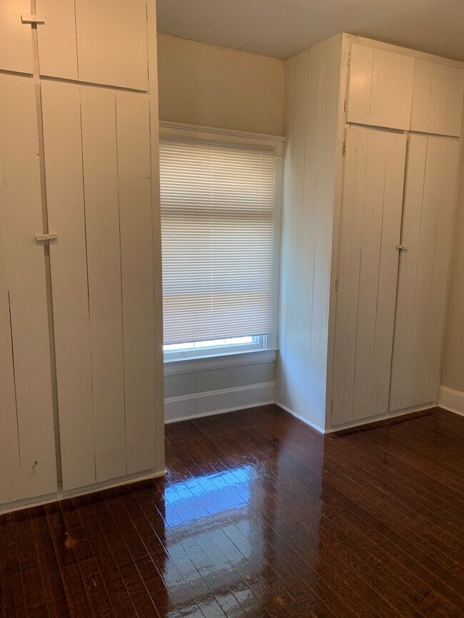 Building Photo - Off Street Parking on Park Ave-Available A...