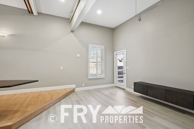 Building Photo - Ground Floor Condo in Great Uptown Location